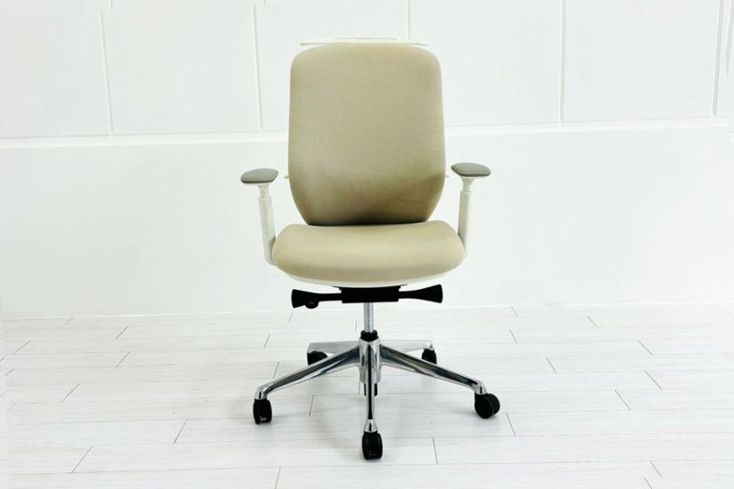 【ポリッシュ脚ピカピカ磨き有！】オカムラ シルフィーチェア 中古 2021年製 ハイバック 可動肘 OKAMURA Sylphy クッション 中古オフィス家具 ベージュ画像
