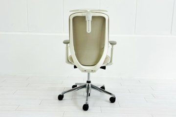 【ポリッシュ脚ピカピカ磨き有！】オカムラ シルフィーチェア 中古 2021年製 ハイバック 可動肘 OKAMURA Sylphy クッション 中古オフィス家具 ベージュ画像