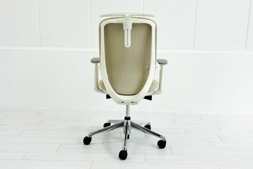 【ポリッシュ脚ピカピカ磨き有！】オカムラ シルフィーチェア 中古 2021年製 ハイバック 可動肘 OKAMURA Sylphy クッション 中古オフィス家具 ベージュ画像