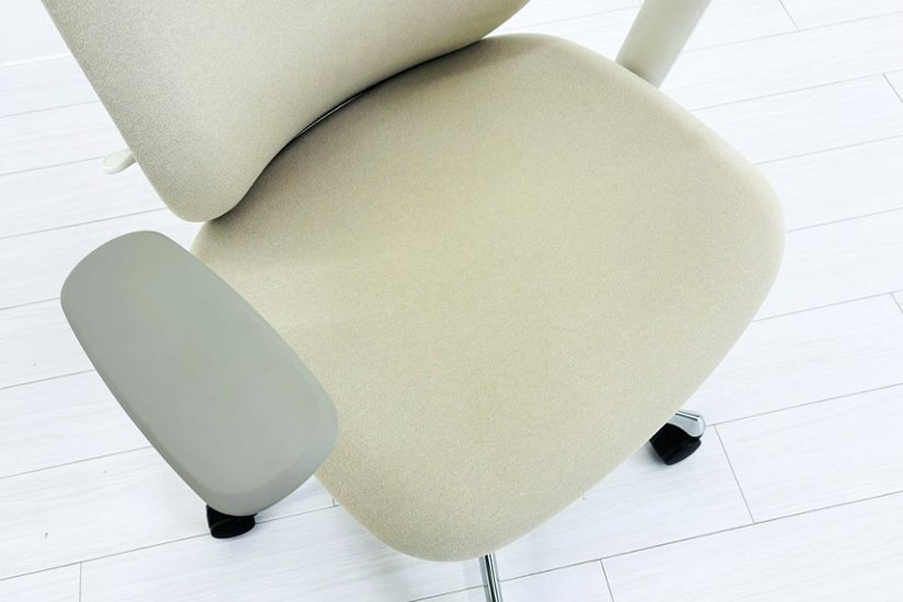 【ポリッシュ脚ピカピカ磨き有！】オカムラ シルフィーチェア 中古 2021年製 ハイバック 可動肘 OKAMURA Sylphy クッション 中古オフィス家具 ベージュ画像