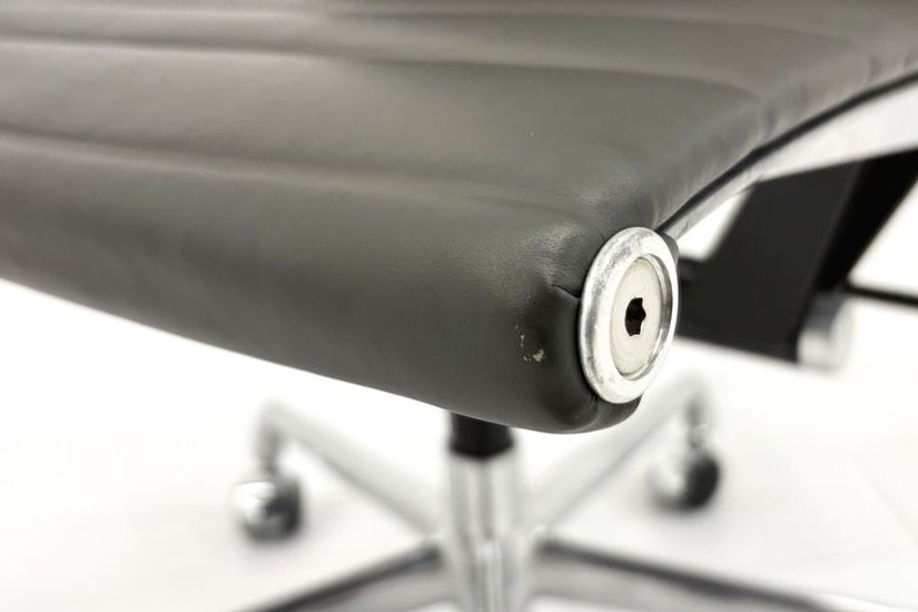 【ポリッシュ脚ピカピカ磨き有！】 イームズ アルミナムグループチェア 2018年製 中古 エグゼクティブチェア チャールズ&レイ・イームズ ハーマンミラー Herman Miller 4226画像