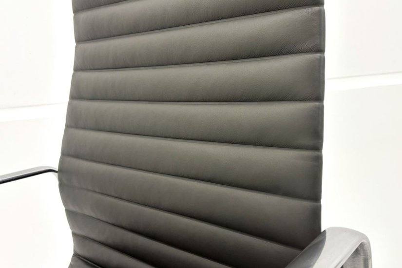 【ポリッシュ脚ピカピカ磨き有！】 イームズ アルミナムグループチェア 2018年製 中古 エグゼクティブチェア チャールズ&レイ・イームズ ハーマンミラー Herman Miller 4226画像