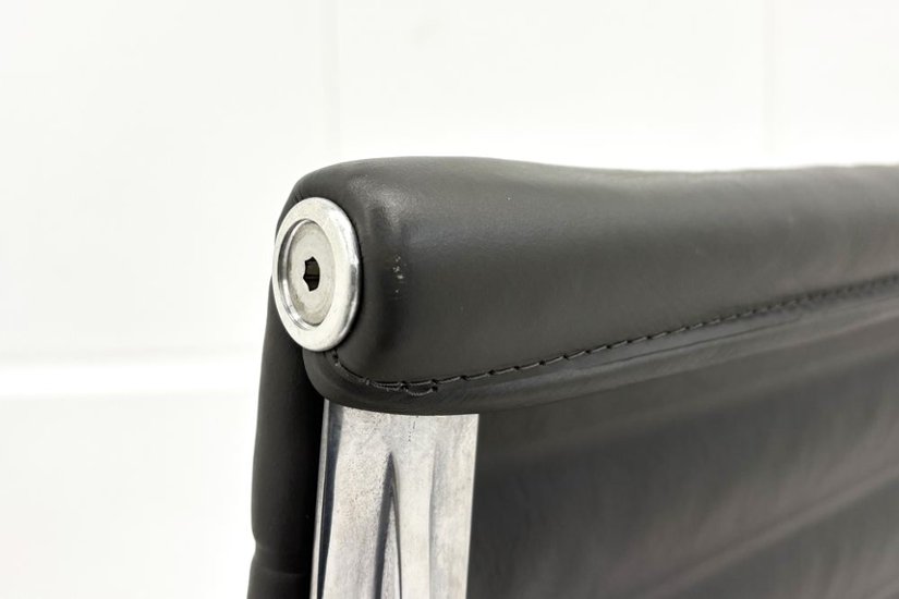 【ポリッシュ脚ピカピカ磨き有！】 イームズ アルミナムグループチェア 2018年製 中古 エグゼクティブチェア チャールズ&レイ・イームズ ハーマンミラー Herman Miller 4226画像