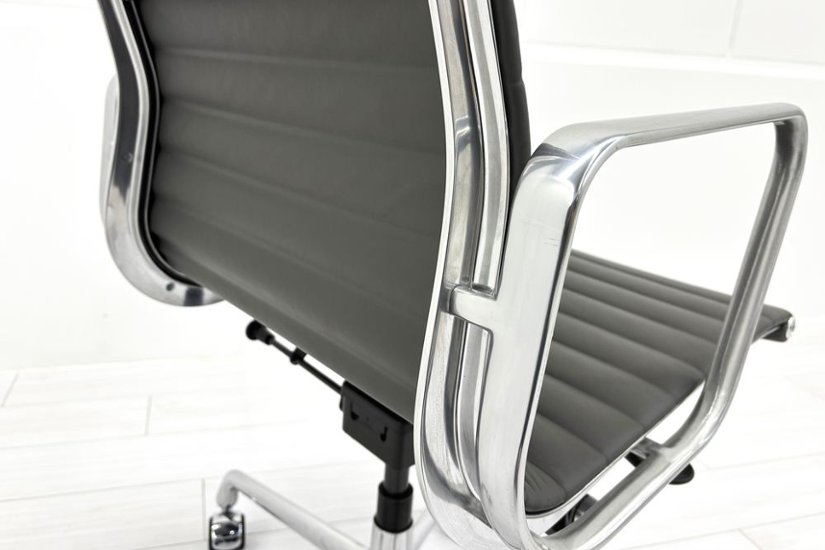 【ポリッシュ脚ピカピカ磨き有！】 イームズ アルミナムグループチェア 2018年製 中古 エグゼクティブチェア チャールズ&レイ・イームズ ハーマンミラー Herman Miller 4226画像