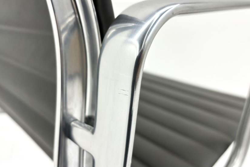 【ポリッシュ脚ピカピカ磨き有！】 イームズ アルミナムグループチェア 2018年製 中古 エグゼクティブチェア チャールズ&レイ・イームズ ハーマンミラー Herman Miller 4226画像