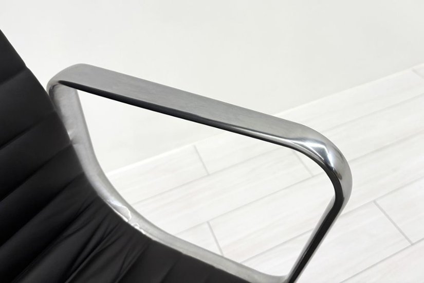 【ポリッシュ脚ピカピカ磨き有！】 イームズ アルミナムグループチェア 2018年製 中古 エグゼクティブチェア チャールズ&レイ・イームズ ハーマンミラー Herman Miller 4226画像