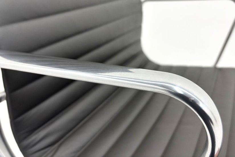 【ポリッシュ脚ピカピカ磨き有！】 イームズ アルミナムグループチェア 2018年製 中古 エグゼクティブチェア チャールズ&レイ・イームズ ハーマンミラー Herman Miller 4226画像