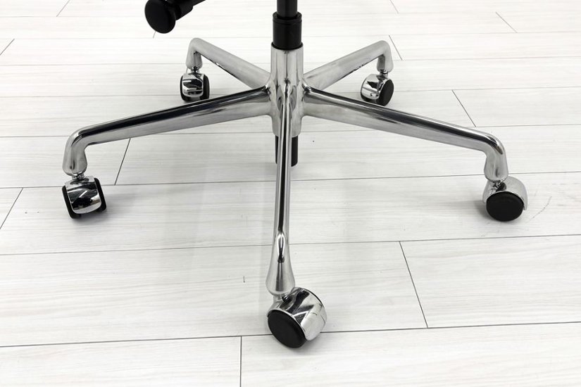 【ポリッシュ脚ピカピカ磨き有！】 イームズ アルミナムグループチェア 2018年製 中古 エグゼクティブチェア チャールズ&レイ・イームズ ハーマンミラー Herman Miller 4226画像