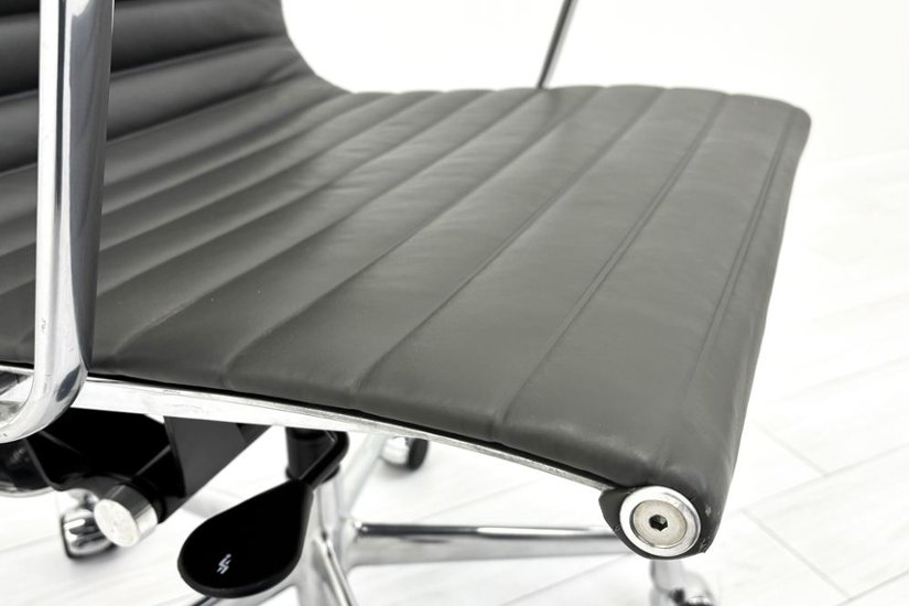 【ポリッシュ脚ピカピカ磨き有！】 イームズ アルミナムグループチェア 2018年製 中古 エグゼクティブチェア チャールズ&レイ・イームズ ハーマンミラー Herman Miller 4226画像