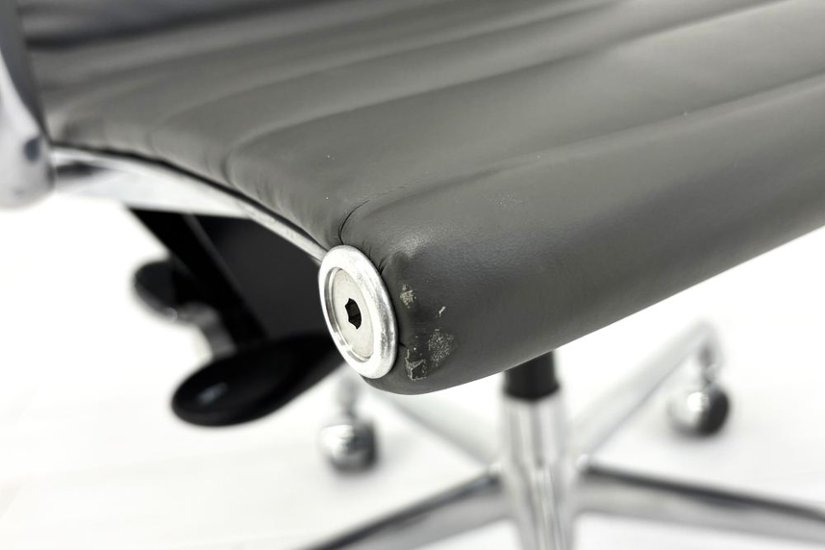 【ポリッシュ脚ピカピカ磨き有！】 イームズ アルミナムグループチェア 2018年製 中古 エグゼクティブチェア チャールズ&レイ・イームズ ハーマンミラー Herman Miller 4226画像