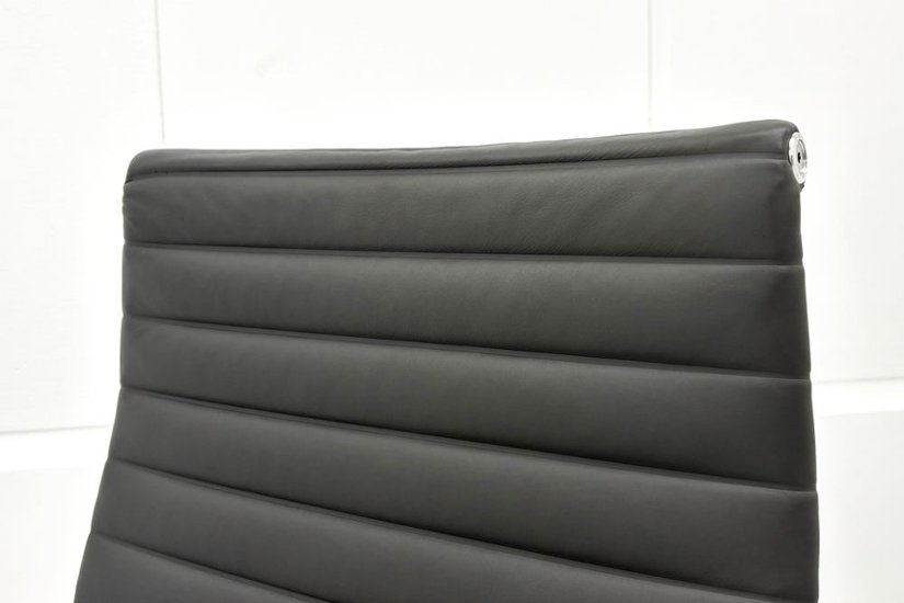 【ポリッシュ脚ピカピカ磨き有！】 イームズ アルミナムグループチェア 2018年製 中古 エグゼクティブチェア チャールズ&レイ・イームズ ハーマンミラー Herman Miller 4227画像