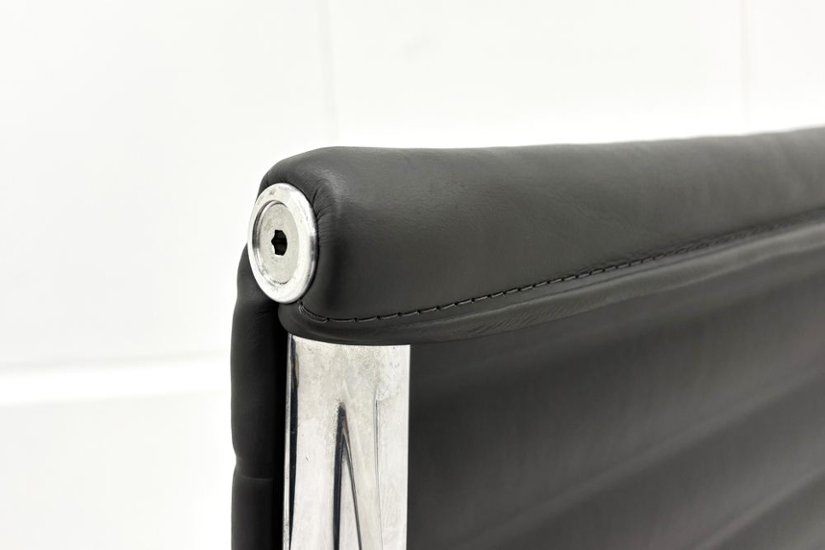 【ポリッシュ脚ピカピカ磨き有！】 イームズ アルミナムグループチェア 2018年製 中古 エグゼクティブチェア チャールズ&レイ・イームズ ハーマンミラー Herman Miller 4227画像