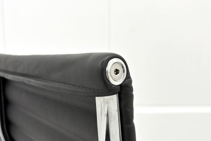 【ポリッシュ脚ピカピカ磨き有！】 イームズ アルミナムグループチェア 2018年製 中古 エグゼクティブチェア チャールズ&レイ・イームズ ハーマンミラー Herman Miller 4227画像