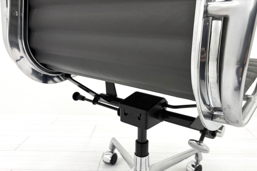 【ポリッシュ脚ピカピカ磨き有！】 イームズ アルミナムグループチェア 2018年製 中古 エグゼクティブチェア チャールズ&レイ・イームズ ハーマンミラー Herman Miller 4227画像