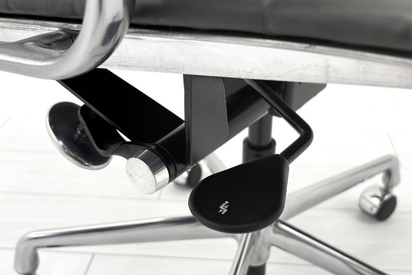 【ポリッシュ脚ピカピカ磨き有！】 イームズ アルミナムグループチェア 2018年製 中古 エグゼクティブチェア チャールズ&レイ・イームズ ハーマンミラー Herman Miller 4227画像