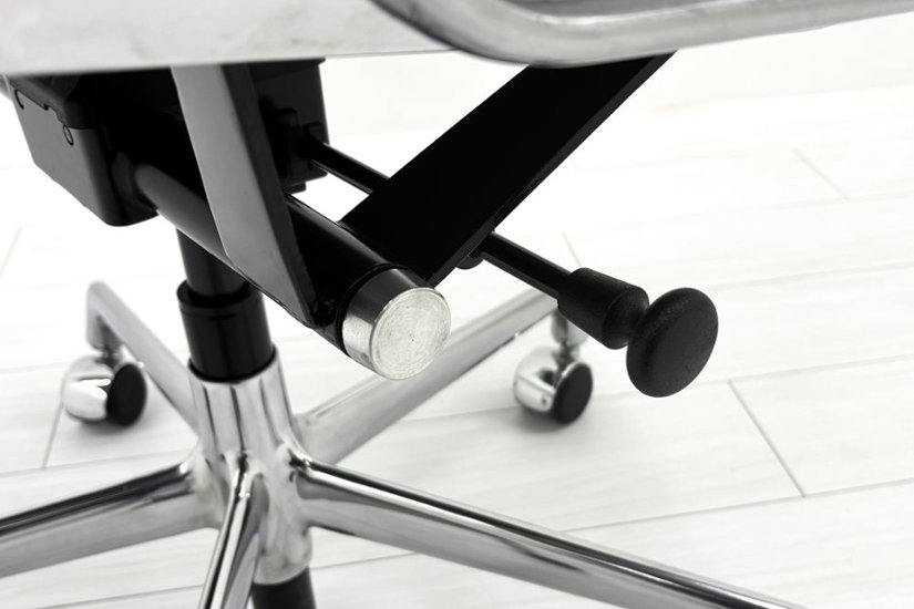 【ポリッシュ脚ピカピカ磨き有！】 イームズ アルミナムグループチェア 2018年製 中古 エグゼクティブチェア チャールズ&レイ・イームズ ハーマンミラー Herman Miller 4227画像