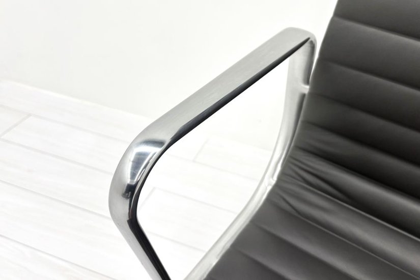 【ポリッシュ脚ピカピカ磨き有！】 イームズ アルミナムグループチェア 2018年製 中古 エグゼクティブチェア チャールズ&レイ・イームズ ハーマンミラー Herman Miller 4227画像