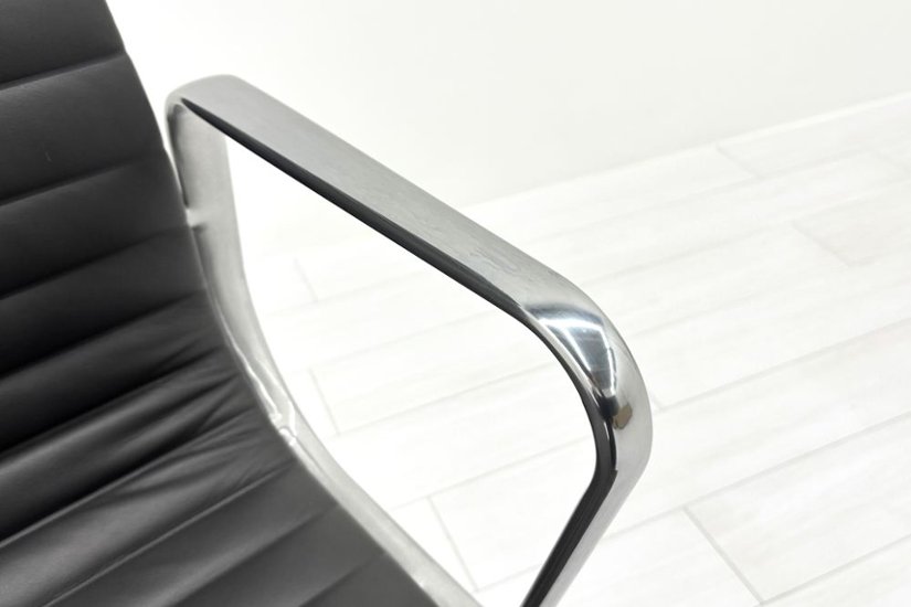 【ポリッシュ脚ピカピカ磨き有！】 イームズ アルミナムグループチェア 2018年製 中古 エグゼクティブチェア チャールズ&レイ・イームズ ハーマンミラー Herman Miller 4227画像