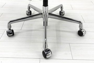 【ポリッシュ脚ピカピカ磨き有！】 イームズ アルミナムグループチェア 2018年製 中古 エグゼクティブチェア チャールズ&レイ・イームズ ハーマンミラー Herman Miller 4227画像