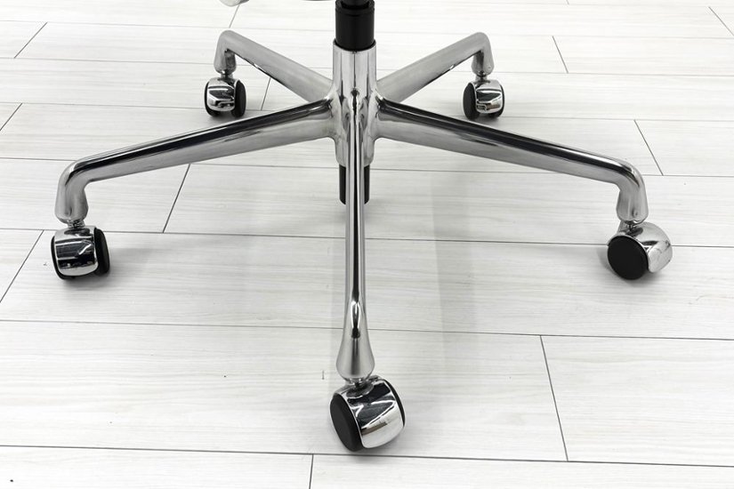 【ポリッシュ脚ピカピカ磨き有！】 イームズ アルミナムグループチェア 2018年製 中古 エグゼクティブチェア チャールズ&レイ・イームズ ハーマンミラー Herman Miller 4227画像