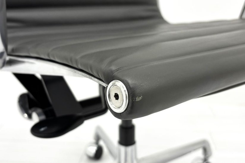 【ポリッシュ脚ピカピカ磨き有！】 イームズ アルミナムグループチェア 2018年製 中古 エグゼクティブチェア チャールズ&レイ・イームズ ハーマンミラー Herman Miller 4227画像