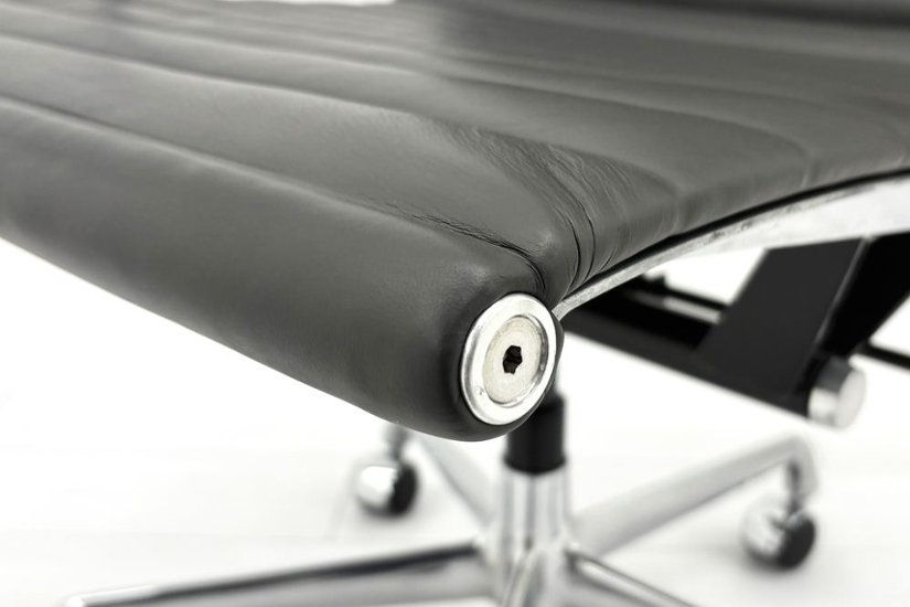 【ポリッシュ脚ピカピカ磨き有！】 イームズ アルミナムグループチェア 2018年製 中古 エグゼクティブチェア チャールズ&レイ・イームズ ハーマンミラー Herman Miller 4227画像