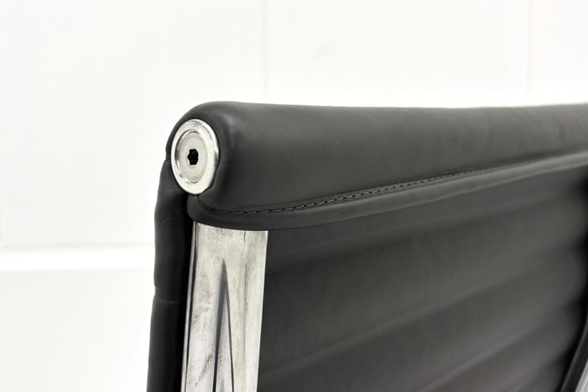 【ポリッシュ脚ピカピカ磨き有！】 イームズ アルミナムグループチェア 2018年製 中古 エグゼクティブチェア チャールズ&レイ・イームズ ハーマンミラー Herman Miller 4228画像