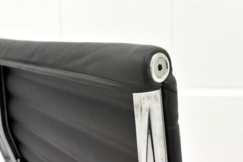 【ポリッシュ脚ピカピカ磨き有！】 イームズ アルミナムグループチェア 2018年製 中古 エグゼクティブチェア チャールズ&レイ・イームズ ハーマンミラー Herman Miller 4228画像