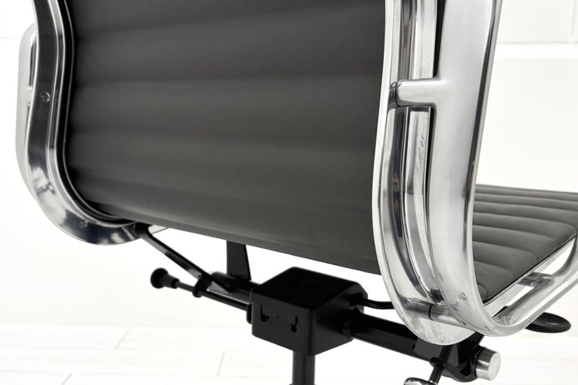 【ポリッシュ脚ピカピカ磨き有！】 イームズ アルミナムグループチェア 2018年製 中古 エグゼクティブチェア チャールズ&レイ・イームズ ハーマンミラー Herman Miller 4228画像