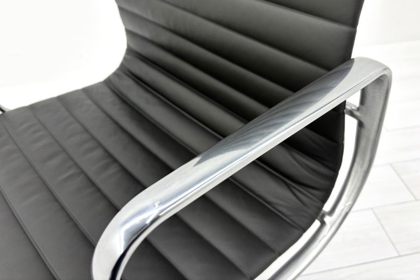 【ポリッシュ脚ピカピカ磨き有！】 イームズ アルミナムグループチェア 2018年製 中古 エグゼクティブチェア チャールズ&レイ・イームズ ハーマンミラー Herman Miller 4228画像