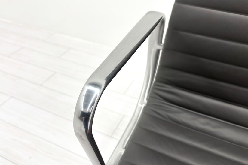 【ポリッシュ脚ピカピカ磨き有！】 イームズ アルミナムグループチェア 2018年製 中古 エグゼクティブチェア チャールズ&レイ・イームズ ハーマンミラー Herman Miller 4228画像