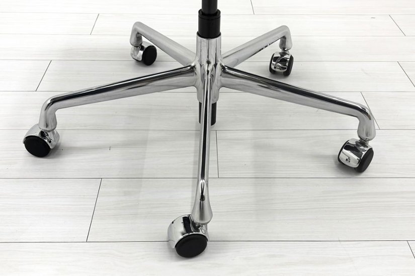 【ポリッシュ脚ピカピカ磨き有！】 イームズ アルミナムグループチェア 2018年製 中古 エグゼクティブチェア チャールズ&レイ・イームズ ハーマンミラー Herman Miller 4228画像