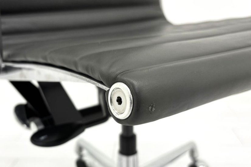 【ポリッシュ脚ピカピカ磨き有！】 イームズ アルミナムグループチェア 2018年製 中古 エグゼクティブチェア チャールズ&レイ・イームズ ハーマンミラー Herman Miller 4228画像