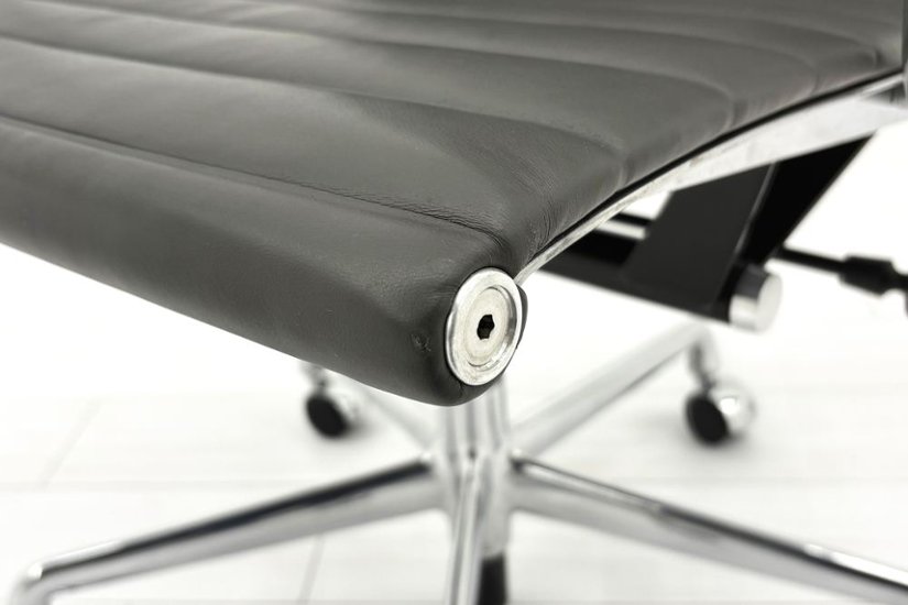 【ポリッシュ脚ピカピカ磨き有！】 イームズ アルミナムグループチェア 2018年製 中古 エグゼクティブチェア チャールズ&レイ・イームズ ハーマンミラー Herman Miller 4228画像