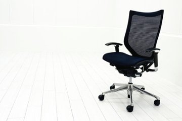 【ポリッシュ脚ピカピカ磨き有！】オカムラ バロンチェア 中古 OKAMURA Baron 中古オフィス家具 可動肘 ハイバック 座メッシュ ダークブルーの画像