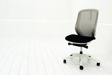 オカムラ シルフィーチェア 中古 2017年製 OKAMURA Sylphy ハイバック 肘無 背メッシュ 中古オフィス家具 ブラック/グレーの画像