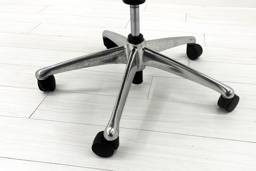 フィーゴチェア オカムラ 2016年製 フィーゴ 中古 オフィスチェア レッド ミドルバック  中古オフィス家具画像