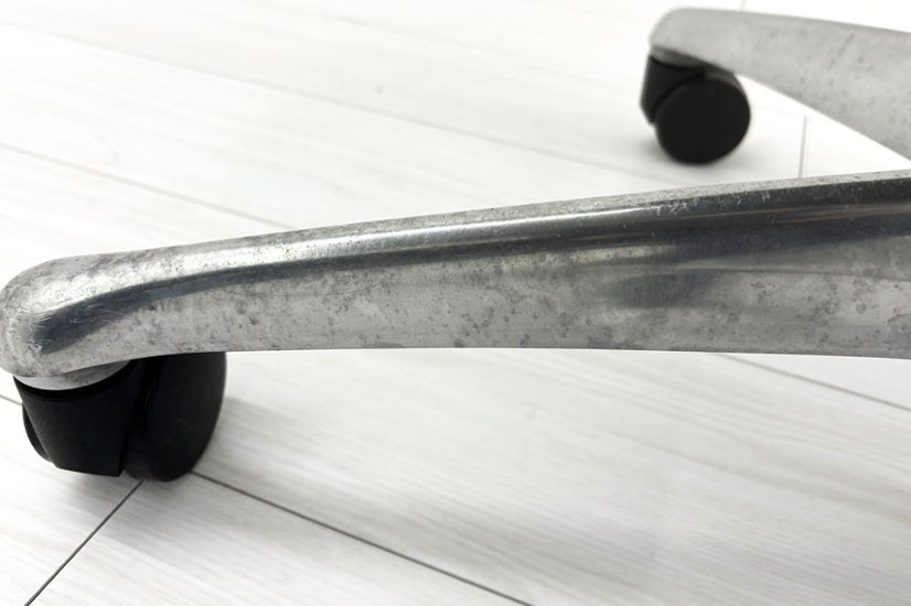 フィーゴチェア オカムラ 2016年製 フィーゴ 中古 オフィスチェア レッド ミドルバック  中古オフィス家具画像