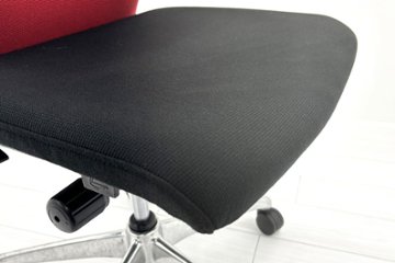 フィーゴチェア オカムラ 2016年製 フィーゴ 中古 オフィスチェア レッド ミドルバック  中古オフィス家具画像