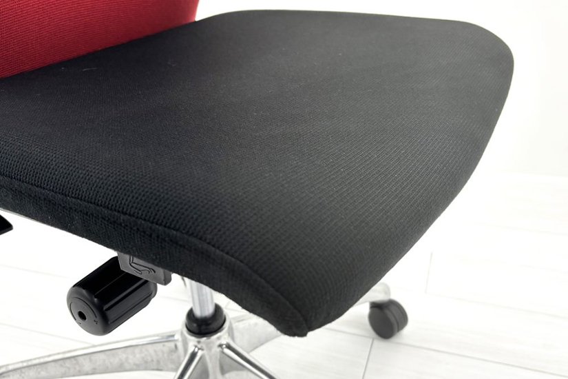 フィーゴチェア オカムラ 2016年製 フィーゴ 中古 オフィスチェア レッド ミドルバック  中古オフィス家具画像