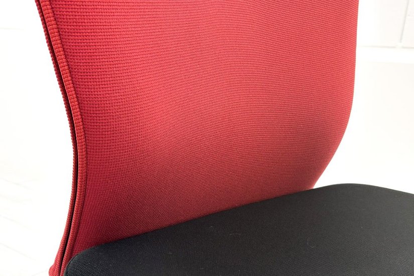 フィーゴチェア オカムラ 2016年製 フィーゴ 中古 オフィスチェア レッド ミドルバック  中古オフィス家具画像