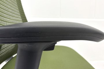 オカムラ コーラルチェア 中古 コーラル エクストラハイバック メッシュ 可動肘 ヘッドレスト付 中古オフィス家具 ダークグリーン画像