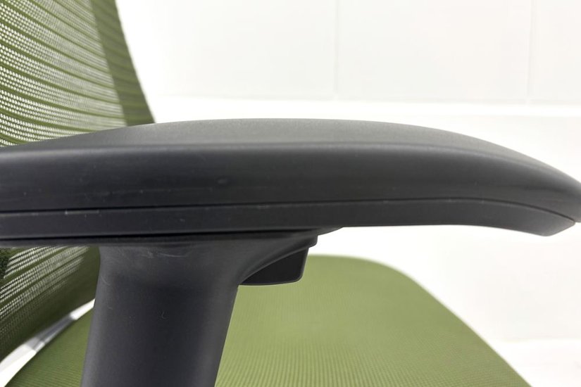 オカムラ コーラルチェア 中古 コーラル エクストラハイバック メッシュ 可動肘 ヘッドレスト付 中古オフィス家具 ダークグリーン画像