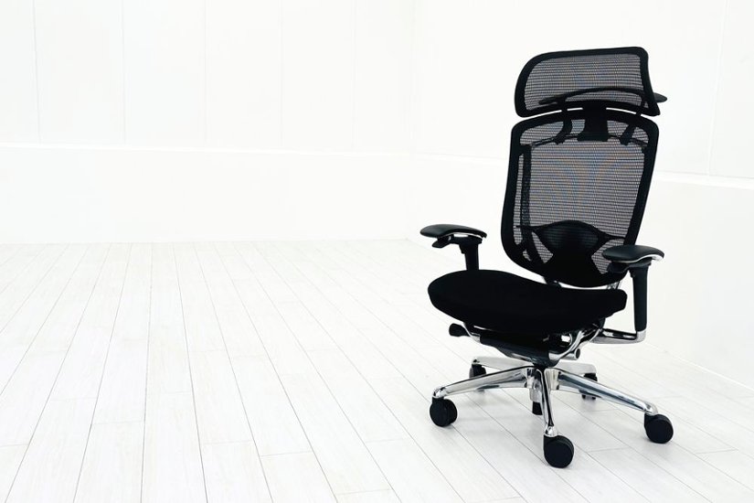 【ポリッシュ脚ピカピカ磨き有！】オカムラ コンテッサセコンダ 大型ヘッドレスト付 Contessa seconda 2018年製 中古 中古オフィス家具 ブラック画像