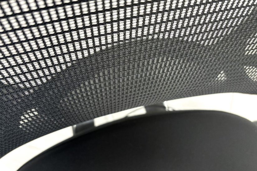 【ポリッシュ脚ピカピカ磨き有！】オカムラ コンテッサセコンダ 大型ヘッドレスト付 Contessa seconda 2018年製 中古 中古オフィス家具 ブラック画像