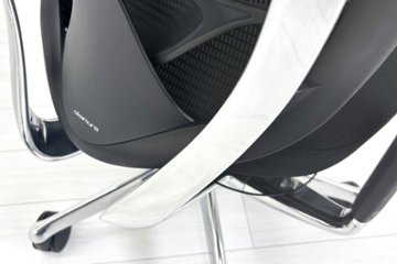 【ポリッシュ脚ピカピカ磨き有！】オカムラ コンテッサセコンダ 大型ヘッドレスト付 Contessa seconda 2018年製 中古 中古オフィス家具 ブラック画像