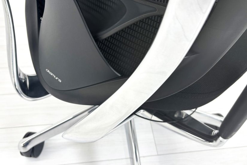 【ポリッシュ脚ピカピカ磨き有！】オカムラ コンテッサセコンダ 大型ヘッドレスト付 Contessa seconda 2018年製 中古 中古オフィス家具 ブラック画像