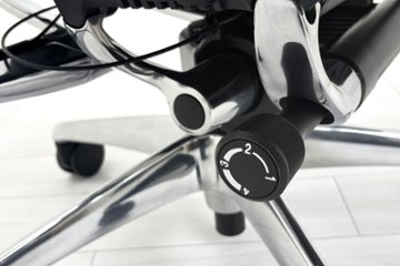 【ポリッシュ脚ピカピカ磨き有！】オカムラ コンテッサセコンダ 大型ヘッドレスト付 Contessa seconda 2018年製 中古 中古オフィス家具 ブラック画像