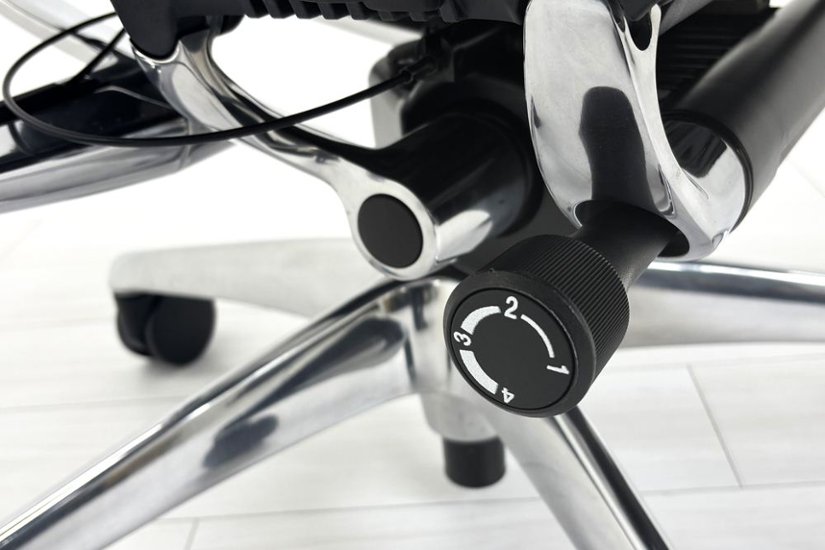 【ポリッシュ脚ピカピカ磨き有！】オカムラ コンテッサセコンダ 大型ヘッドレスト付 Contessa seconda 2018年製 中古 中古オフィス家具 ブラック画像