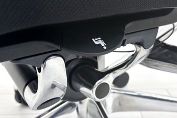 【ポリッシュ脚ピカピカ磨き有！】オカムラ コンテッサセコンダ 大型ヘッドレスト付 Contessa seconda 2018年製 中古 中古オフィス家具 ブラック画像